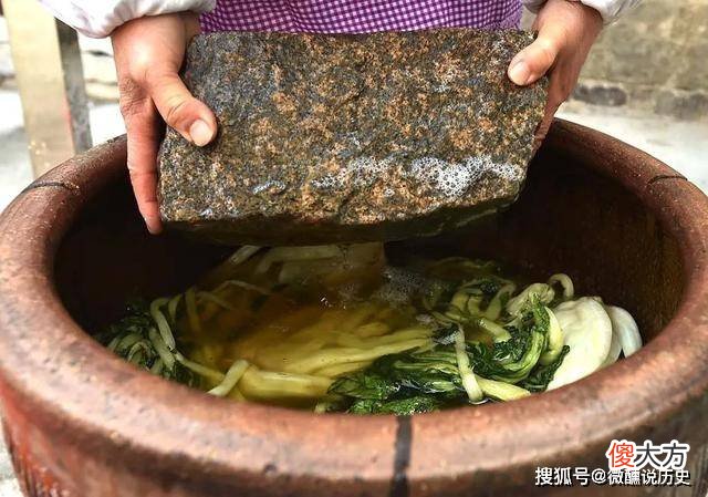 【爱历史】农村大叔带“压缸石”鉴宝，宝贝看着不起眼，专家估价超3亿
