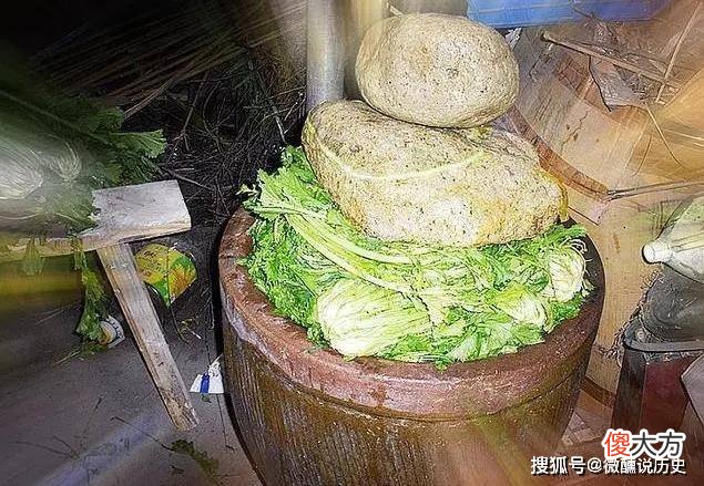 【爱历史】农村大叔带“压缸石”鉴宝，宝贝看着不起眼，专家估价超3亿
