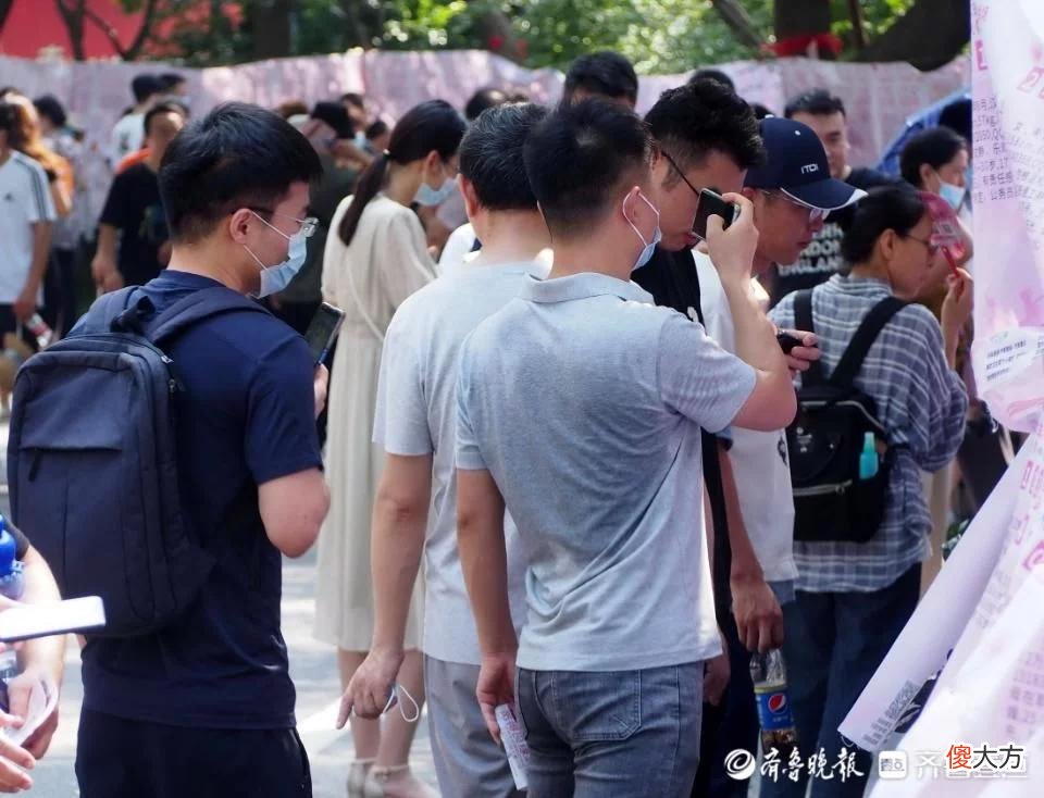 【就爱时尚】相亲大会有奇招：手持电风扇保持不脱妆，精致女孩等你来邂逅