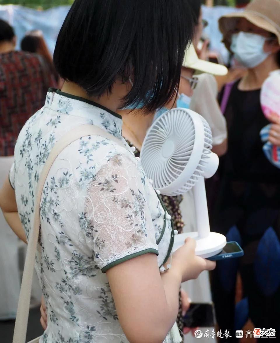 【就爱时尚】相亲大会有奇招：手持电风扇保持不脱妆，精致女孩等你来邂逅
