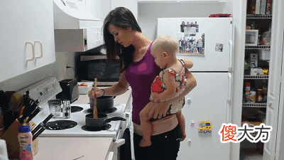 孩子四连拍叫醒妈妈，请给予每个活成了超人妈妈们极大的包容，安全事项记心间