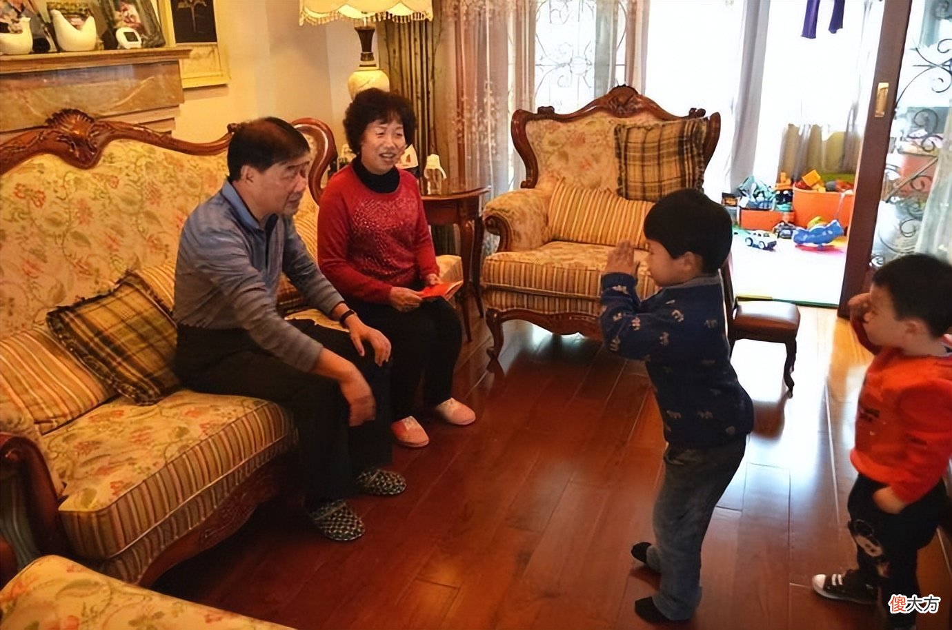 “亲孙子”和“外孙子”在老人眼里一样吗？没有对比就没有伤害