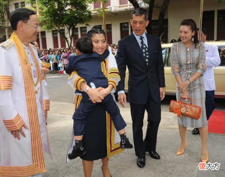【历史故事】西拉米王妃罕见奢侈，佩戴太后绿宝石项链，网友：珠宝配美人