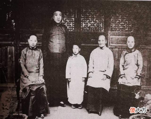 【历史故事】新婚之夜看到妻子，鲁迅悲从中来泪流满面，不忍离婚禁欲20年，直至爱上学生许广平