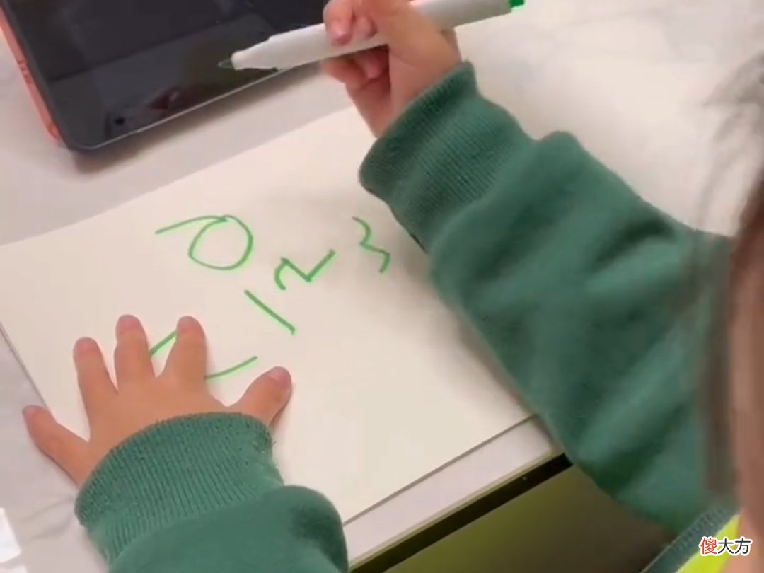 4岁萌娃学写数字，网友：每一笔都落在我想不到的地方