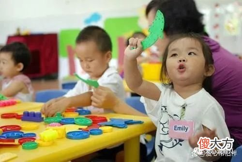退休婆婆带孙女只做一件事,宝妈不满,老师夸孩子专注力强才知错