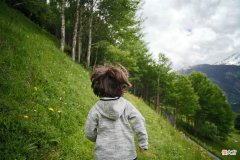 别人送的旧衣服可以收，有3样东西，关系再好也别替孩子收