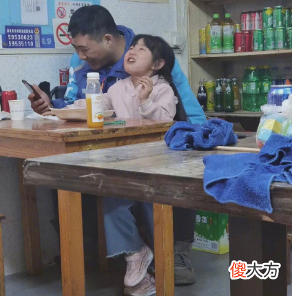 餐厅里看到最暖心的一幕，我才明白：孩子的幸福是这一件件的小事