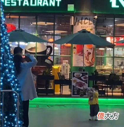餐厅里看到最暖心的一幕，我才明白：孩子的幸福是这一件件的小事