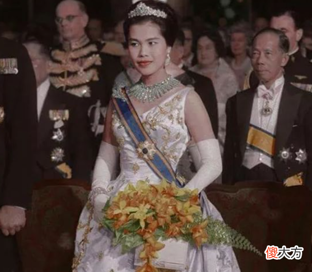 【历史故事】西拉米回归具备两项优势,皇家珠宝留在行宫,探普英头衔得以保留