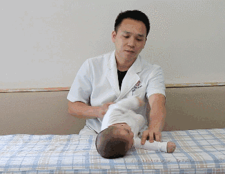 如何判断宝宝发育落后？看6项大运动及分解标准，你家娃达标吗