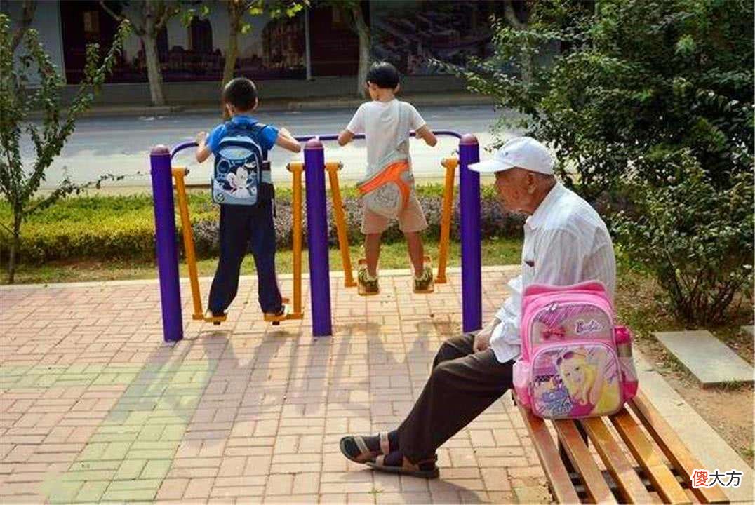 “千里迢迢帮儿带娃，落一身埋怨”，退休老人的哀叹，引全网共鸣