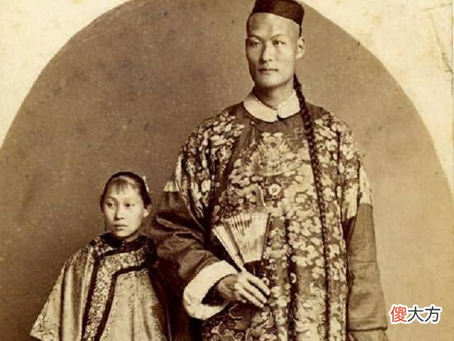 【历史故事】清朝巨人詹世钗：娶英国老婆，身高有3.19米，穿官服大量拍照
