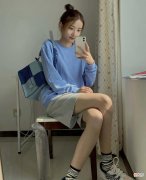 【就爱时尚】讲真，肤色暗哑的女生夏天要穿“水蓝＋白色”，温柔显白更高级