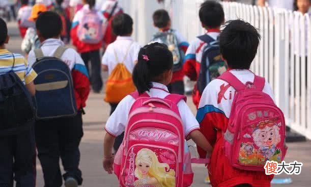 孩子上下学由谁接送，能看出不少“家庭问题”，想隐瞒很难