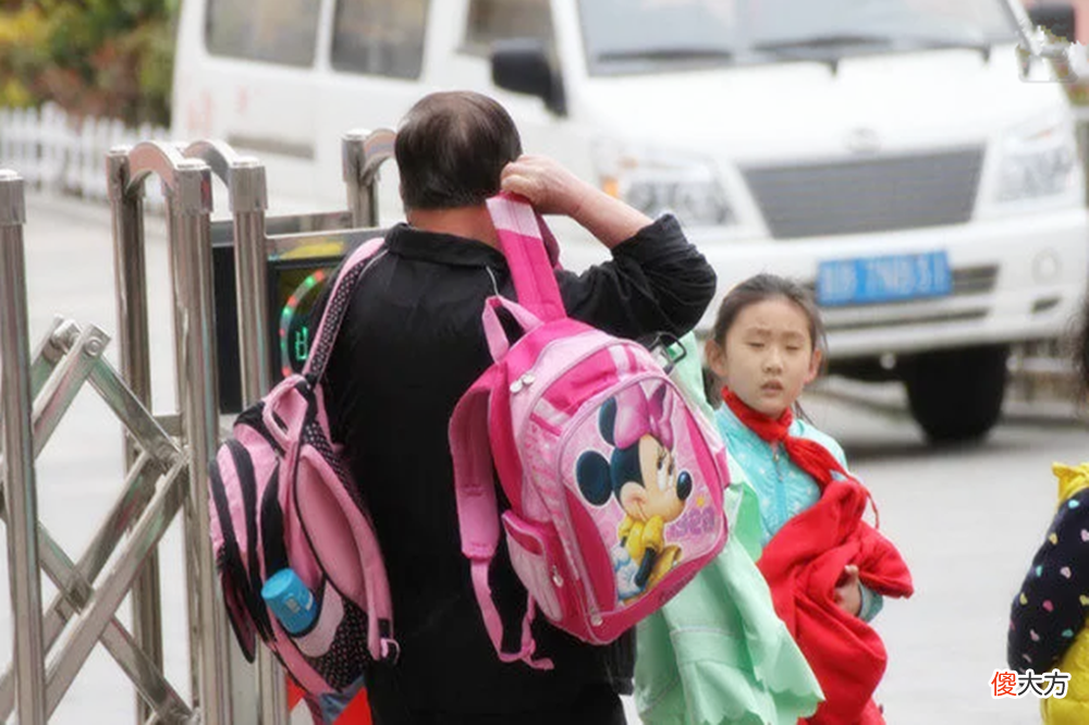 孩子上下学由谁接送，能看出不少“家庭问题”，想隐瞒很难