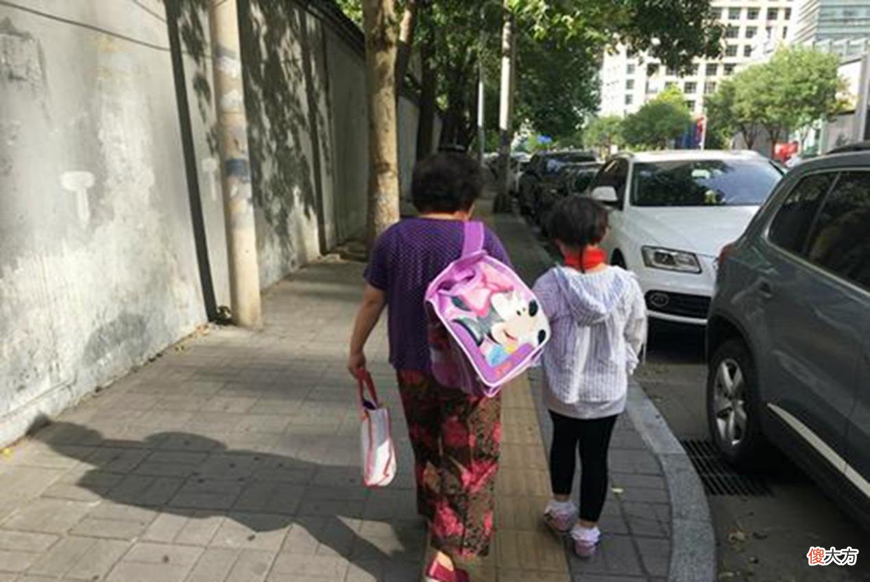 孩子上下学由谁接送，能看出不少“家庭问题”，想隐瞒很难