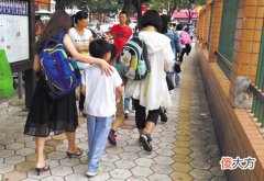 孩子上下学由谁接送，能看出不少“家庭问题”，想隐瞒很难
