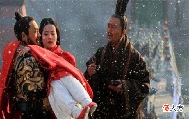 【爱历史】曹操对关羽那么好，关羽为何非要离开他，投奔当时一无所有的刘备？秦宜禄的妻子在其中究竟扮演了什么角色，