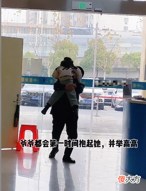 蓝妮妮：颜值逆天却身患罕见疾病，生活不能自理却成百万网红