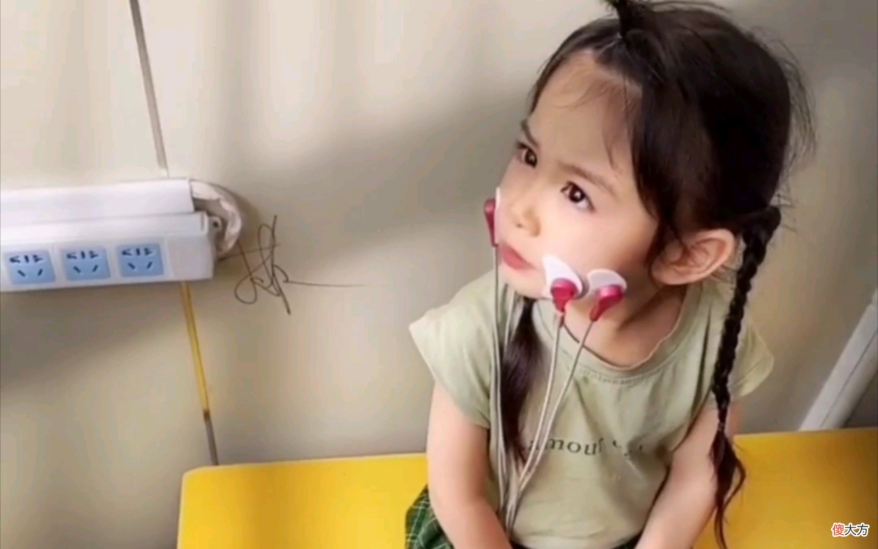 蓝妮妮：颜值逆天却身患罕见疾病，生活不能自理却成百万网红