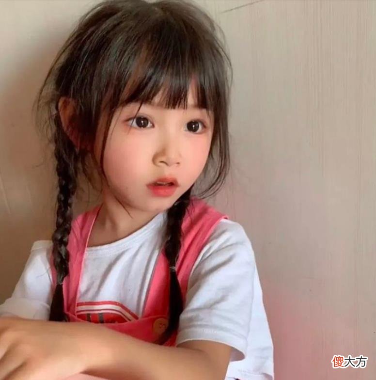 蓝妮妮：颜值逆天却身患罕见疾病，生活不能自理却成百万网红