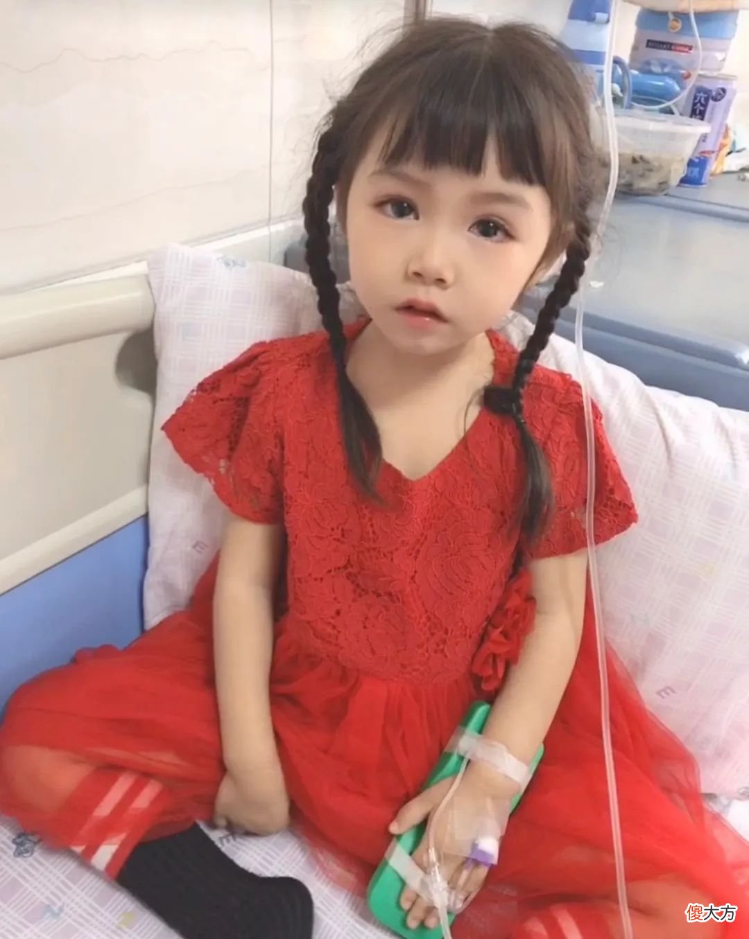 蓝妮妮：颜值逆天却身患罕见疾病，生活不能自理却成百万网红