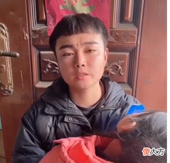 蓝妮妮：颜值逆天却身患罕见疾病，生活不能自理却成百万网红