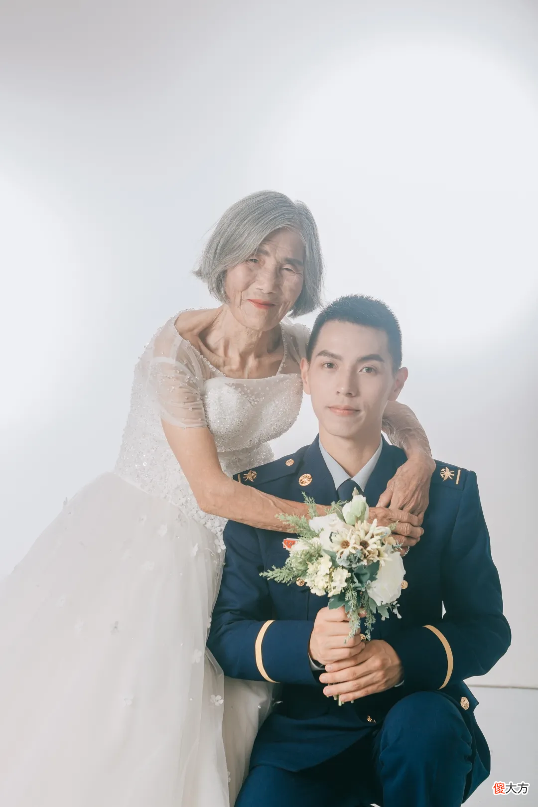 2020年，24岁小伙陪85岁老人拍“婚纱照”，属于中国人的温情与感动