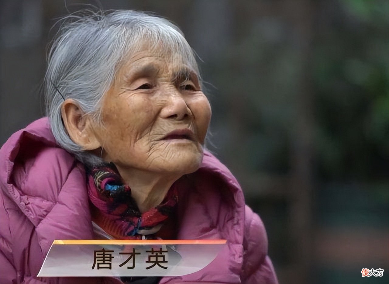 2020年，24岁小伙陪85岁老人拍“婚纱照”，属于中国人的温情与感动