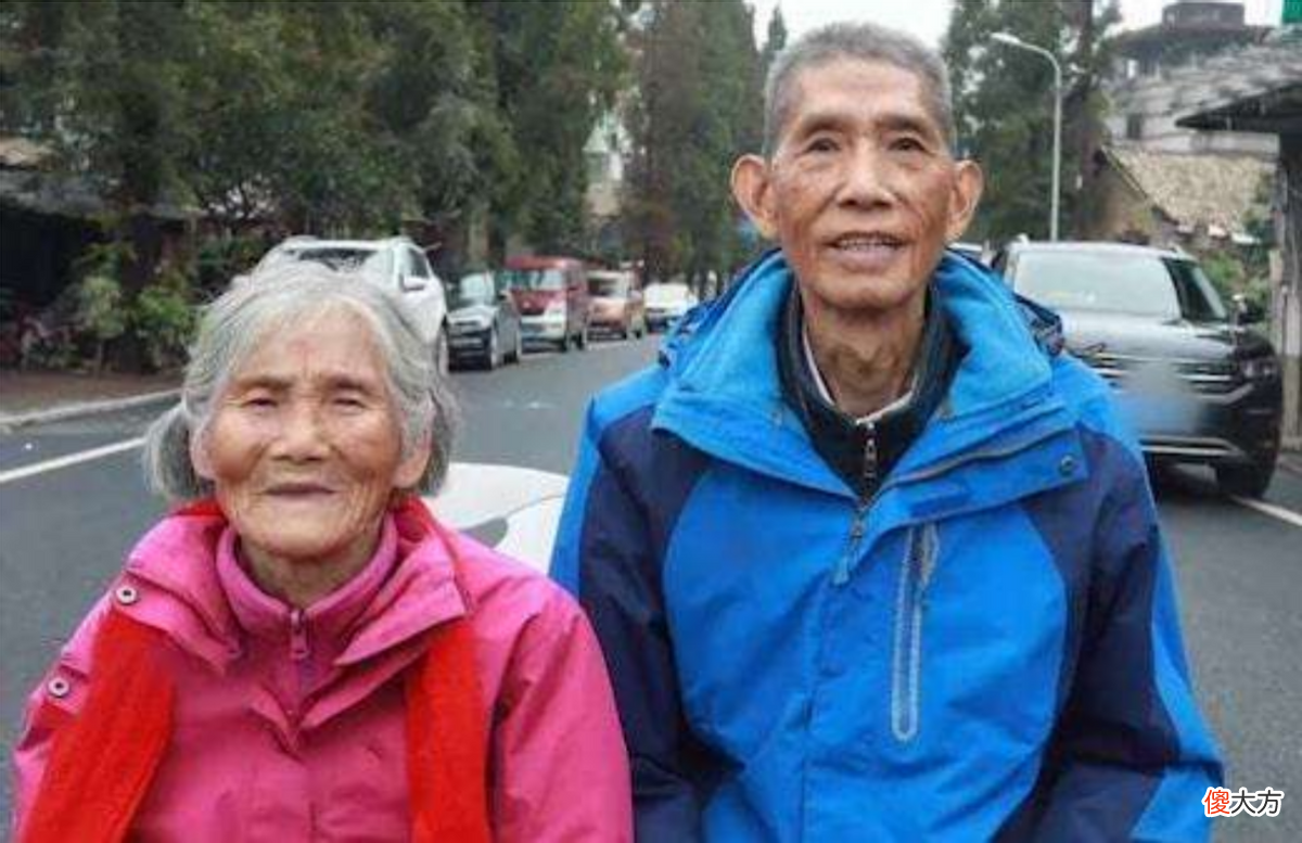 2020年，24岁小伙陪85岁老人拍“婚纱照”，属于中国人的温情与感动