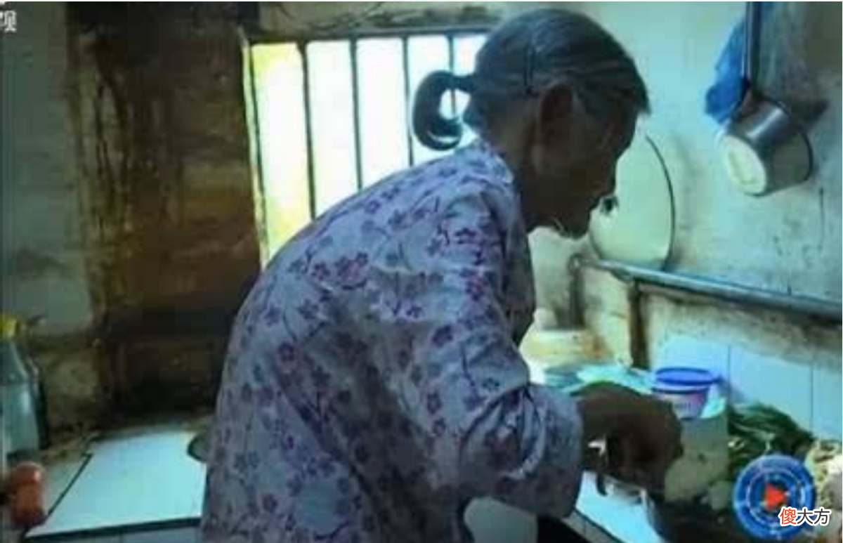 2020年，24岁小伙陪85岁老人拍“婚纱照”，属于中国人的温情与感动