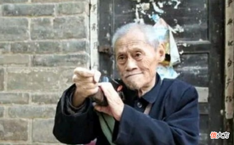 【爱历史】二战日军大佐军刀有多宝贵？抗战老兵缴获一把，日本人出20万赎回