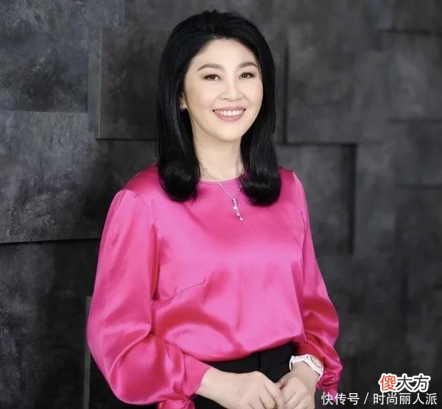 【时尚一点】55岁英拉难得画浓妆！穿白衬衫都这么好看，戴蓝宝石耳环依然好美