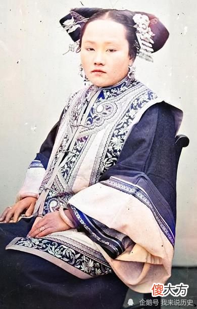 【爱历史】清朝女子的彩色老照片，图5是穿戴华丽的“富婆”