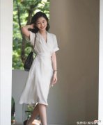 【时尚一点】真正有品位的女人“穿浅不穿深”，不繁琐不花哨，优雅高级又洋气
