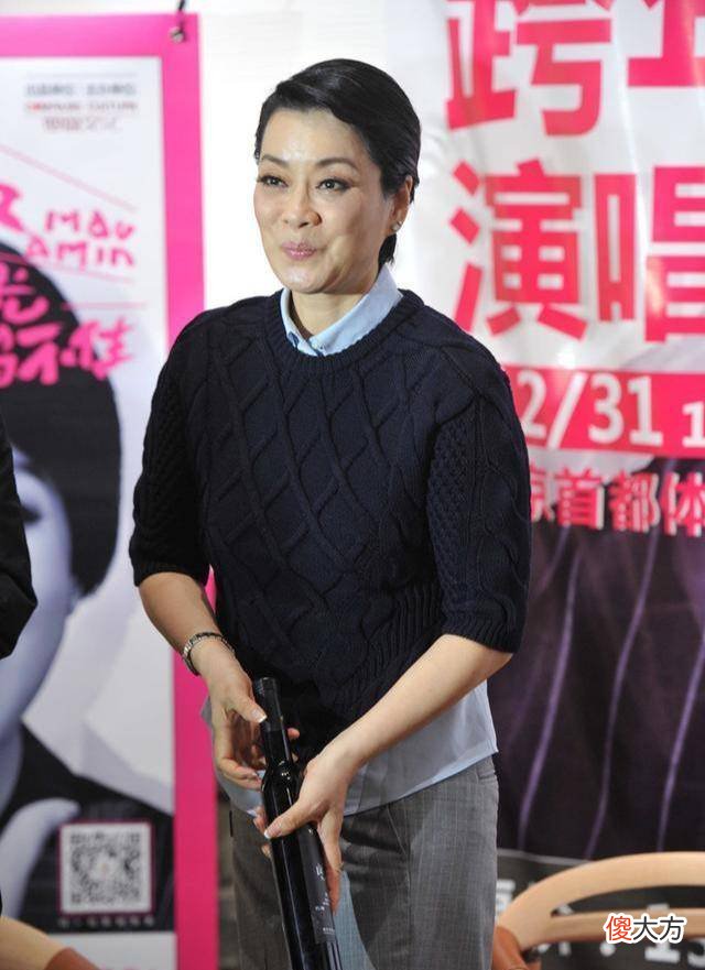 【时尚一点】原来毛阿敏不仅唱功了得，就连穿搭都这么随心意