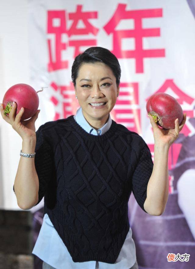 【时尚一点】原来毛阿敏不仅唱功了得，就连穿搭都这么随心意