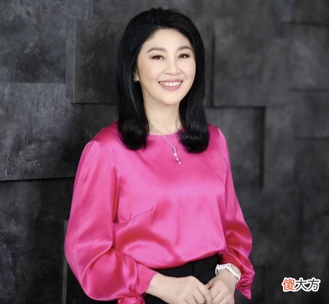 【时尚一点】英拉晒美照，白衬衫搭配一条围巾，肤白貌美，轻松驾驭芭比粉
