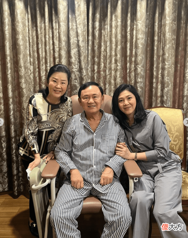 【时尚一点】英拉晒美照，白衬衫搭配一条围巾，肤白貌美，轻松驾驭芭比粉