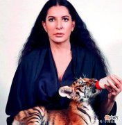 【历史故事】女子将身体麻痹6小时，路人对她的只有摧残，我看到了人性的恶