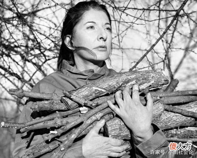 【历史故事】女子将身体麻痹6小时，路人对她的只有摧残，我看到了人性的恶