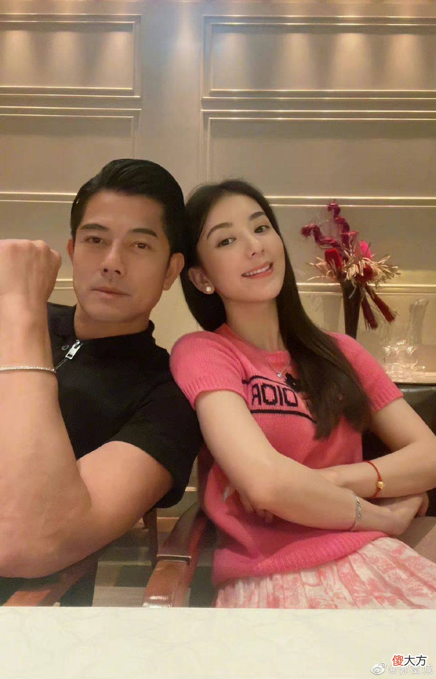 【就爱时尚】郭富城一家的全家福，岳父岳母为妻子庆生，女儿齐出镜