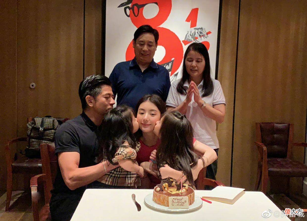【就爱时尚】郭富城一家的全家福，岳父岳母为妻子庆生，女儿齐出镜