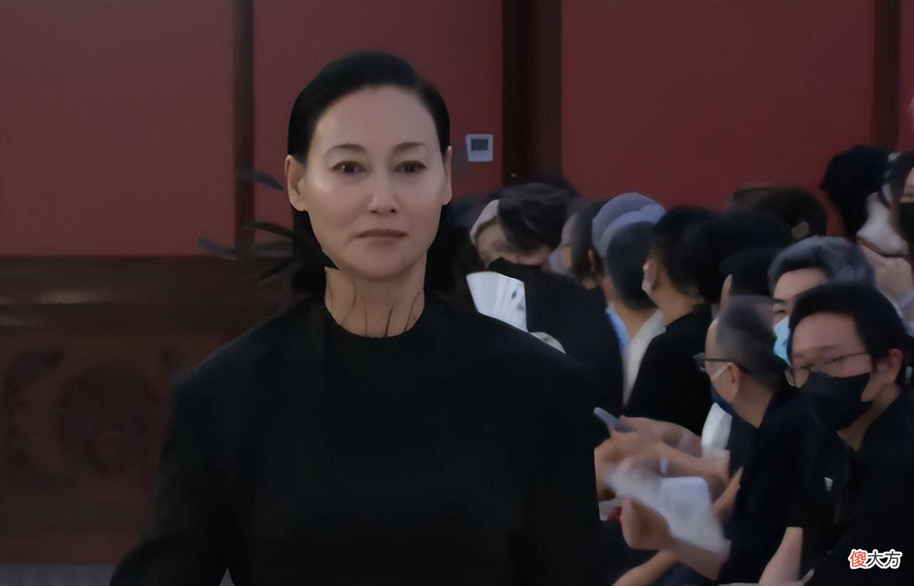 【就爱时尚】prada大秀现场照曝光，李易峰被吐槽“土掉渣”