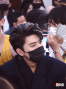 【就爱时尚】prada大秀现场照曝光，李易峰被吐槽“土掉渣”