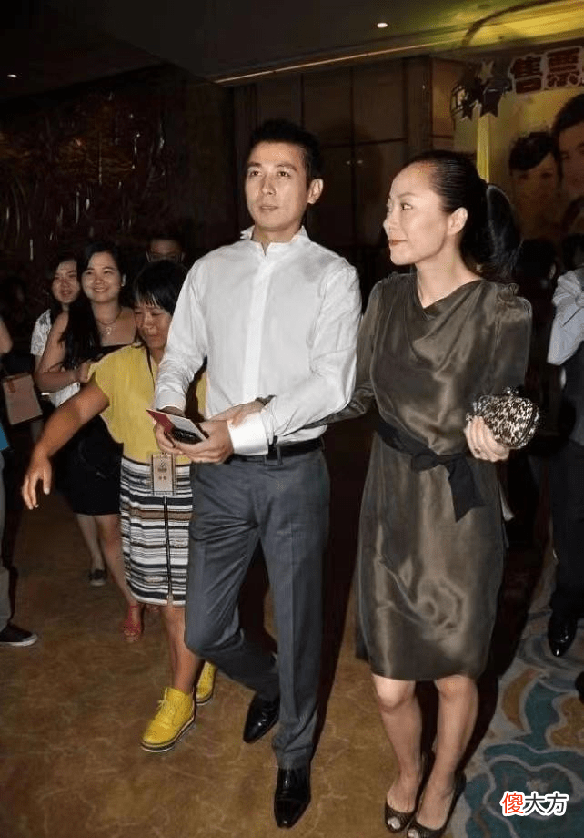 【时尚一点】保剑锋和保镖妻子的穿搭，看起来很绅士，很儒雅