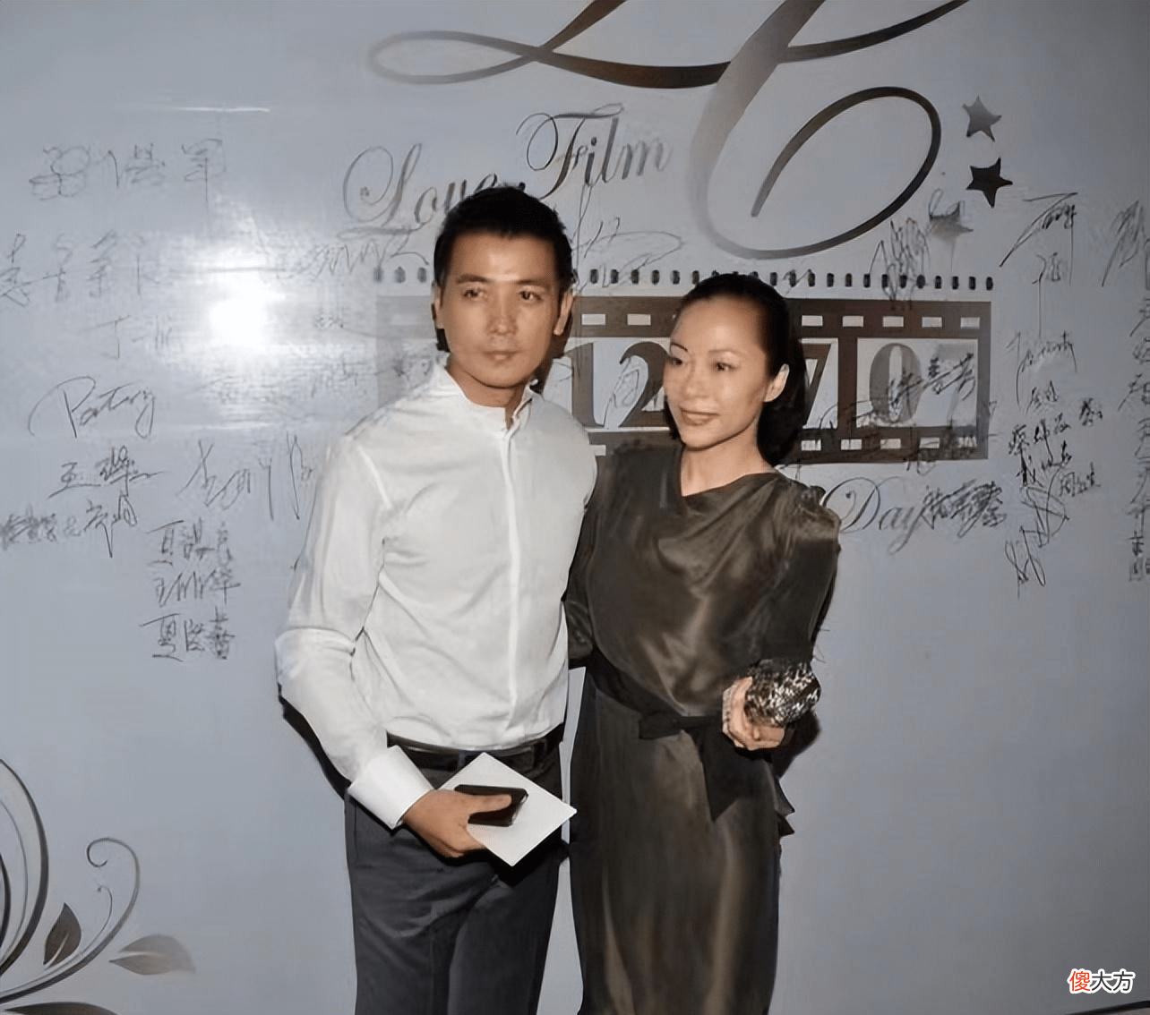 【时尚一点】保剑锋和保镖妻子的穿搭，看起来很绅士，很儒雅