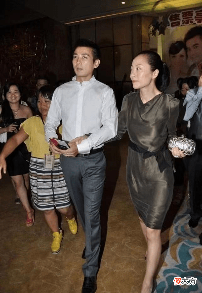 【时尚一点】保剑锋和保镖妻子的穿搭，看起来很绅士，很儒雅