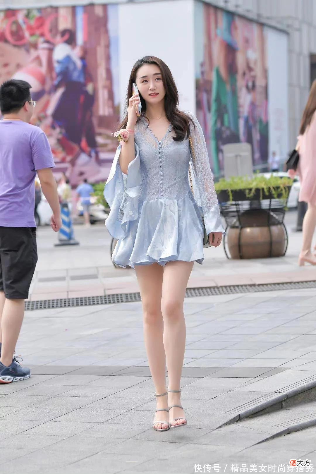 【时尚一点】浅蓝色的连衣裙大面积使用了蕾丝元素穿出了小仙女的感觉